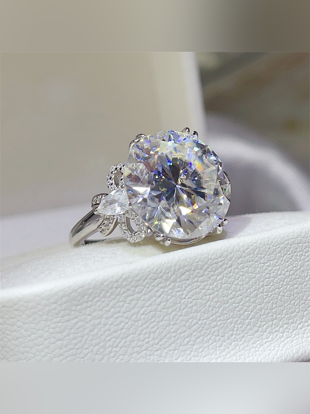 10 Carat Moissanite 925 Sterling Silver Ring - Picture 4 of 7
